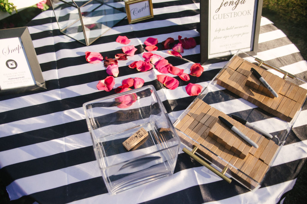 Wedding day sign in table using Jenga pieces. 